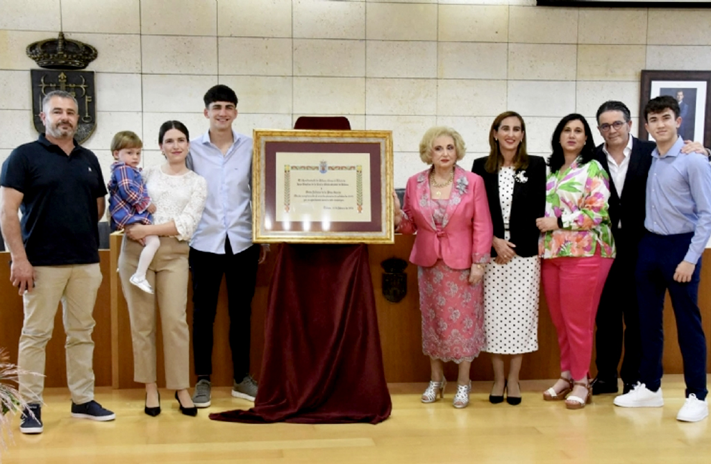 Julia de la Pea recibe el Ttulo de Hija Adoptiva de la Leal y Noble Ciudad de Totana